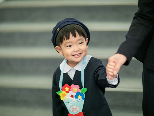 ポーズを取る子供